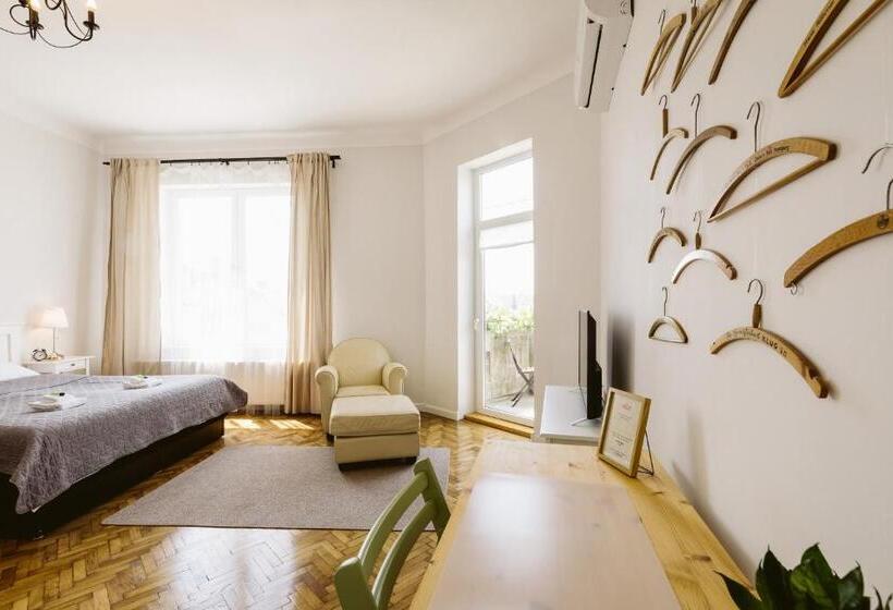 דירת שני חדרים, Hangers