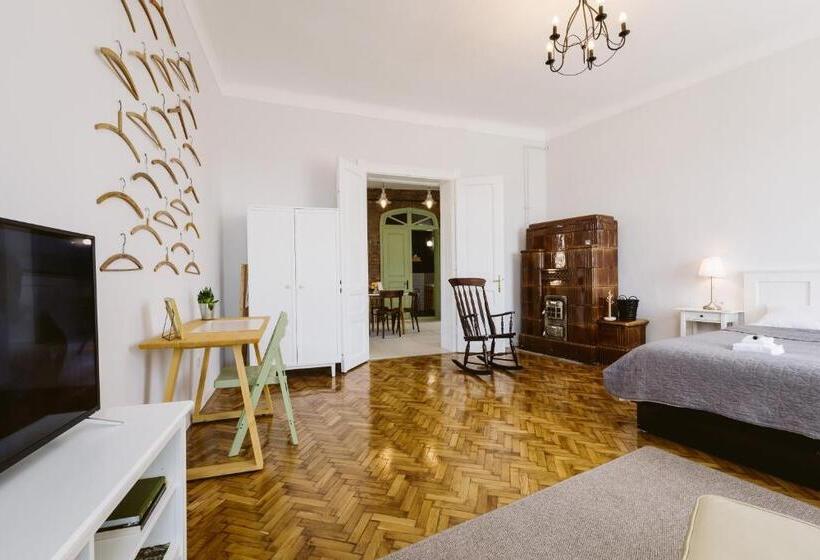 דירת שני חדרים, Hangers