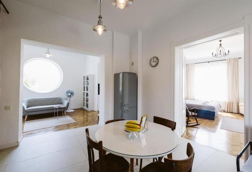 דירת שני חדרים, Hangers