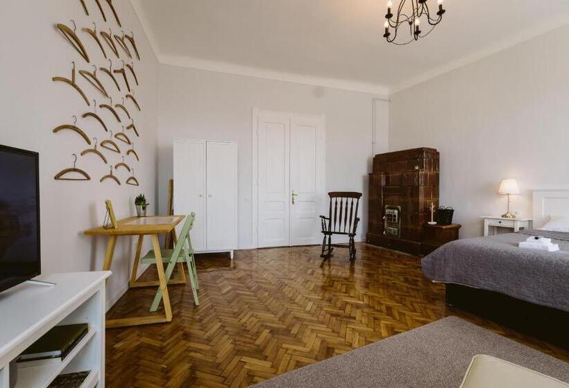 חדר משפחתי, Hangers