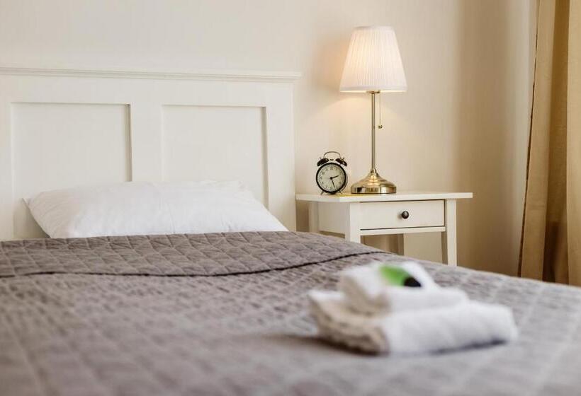 חדר משפחתי, Hangers