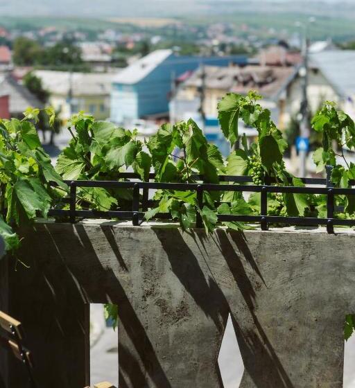חדר משפחתי, Hangers