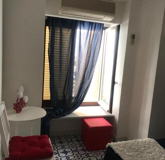 デラックスの4人部屋, Civico13 Capri