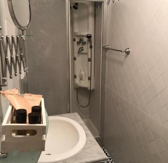 デラックスの4人部屋, Civico13 Capri