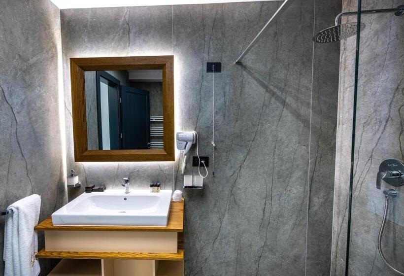 豪华套房, Ivascu