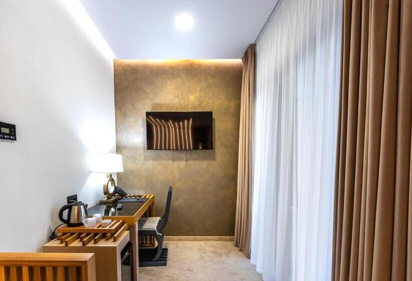 带阳台的豪华间, Ivascu