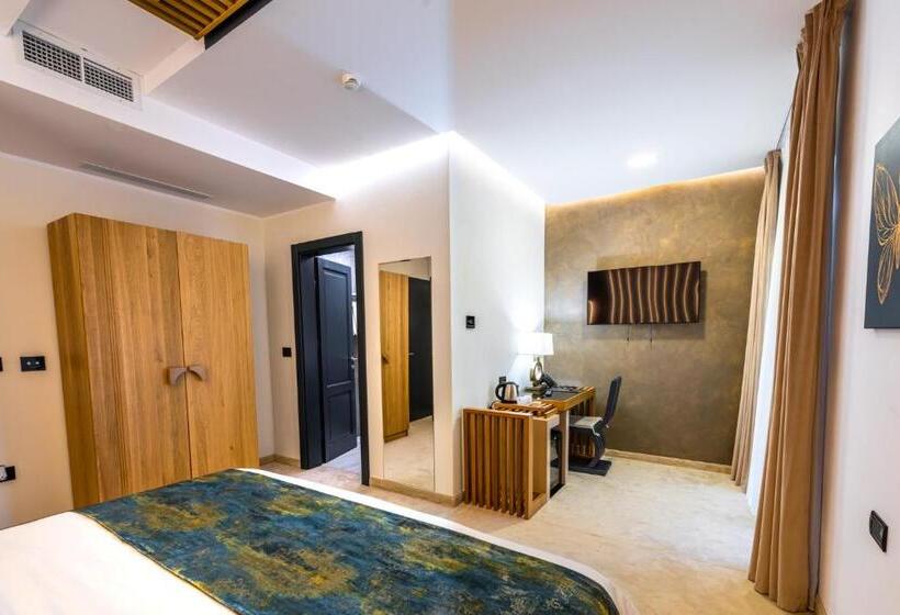 带阳台的豪华间, Ivascu