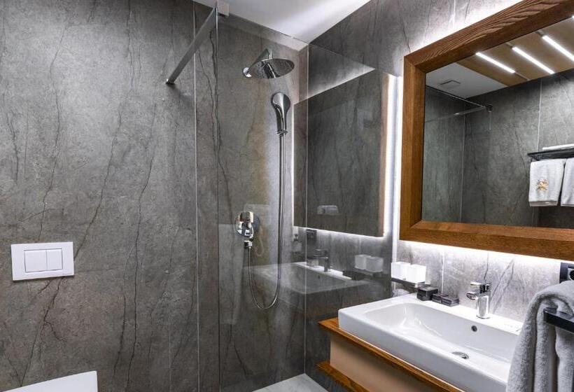 带阳台的豪华间, Ivascu