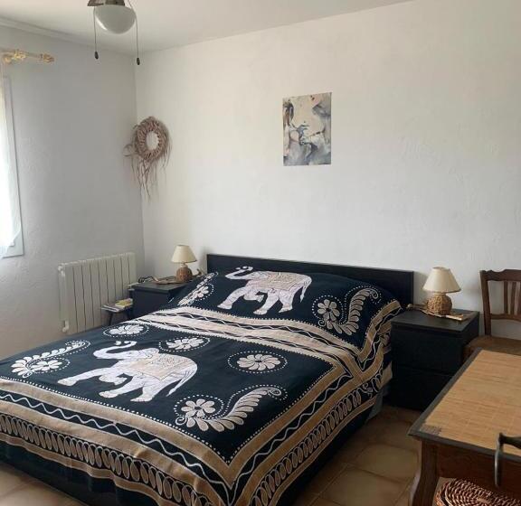 חדר סטנדרט לשלושה עם נוף לבריכה, La Bastide Neuve Des Oliviers