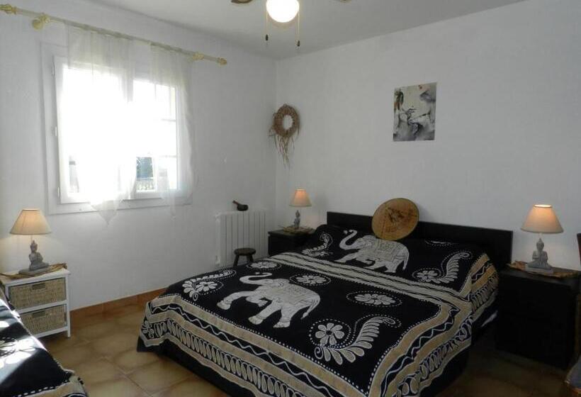 חדר סטנדרט לשלושה עם נוף לבריכה, La Bastide Neuve Des Oliviers