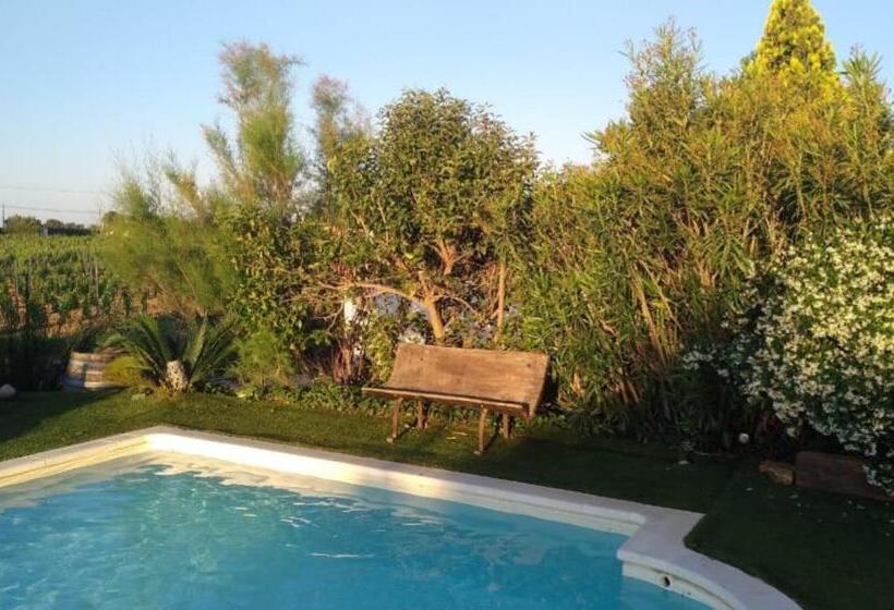 חדר סטנדרט לשלושה עם נוף לבריכה, La Bastide Neuve Des Oliviers