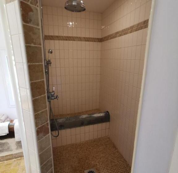 Familjesvit, Le Clot De Meste Duran