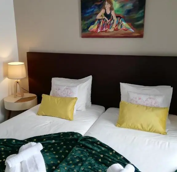 庭の見えるジュニアスイート, Victória Guest House