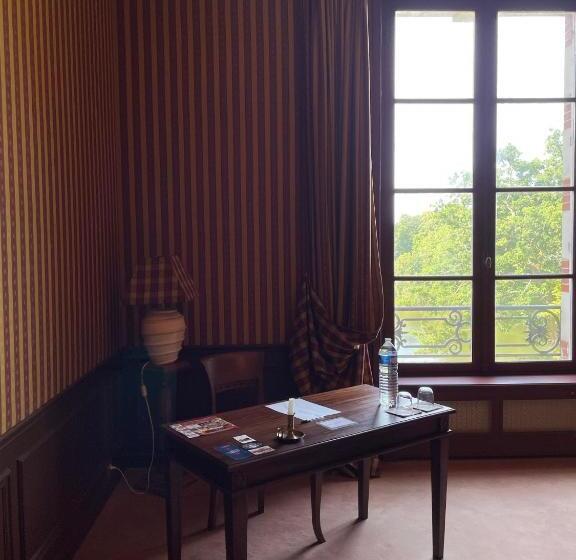 غرفة قياسية, Château De Praslins