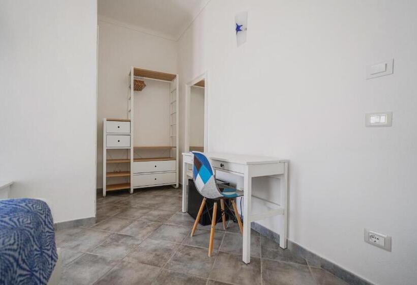 غرفة قياسية مطلّة علي البحر, Controvento