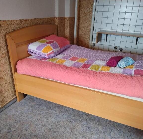 이코노이 4인룸, Art Ddr Eig Bad Dir Im Zim, 3 Og, Treppensteigen Kein Fruehhstück Keine Kueche Nur Uebernachtung Par