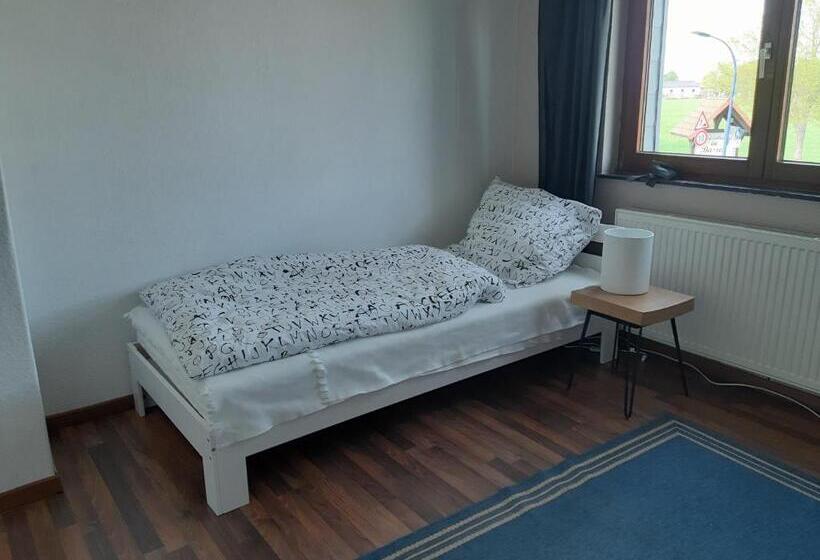 带共用浴室的标准房间, Bassener Monteurwohnung