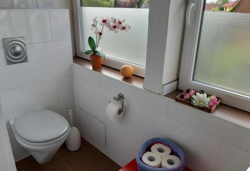 带共用浴室的标准房间, Bassener Monteurwohnung