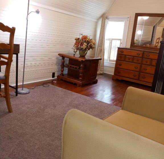 غرفة قياسية, Brick House Retreat