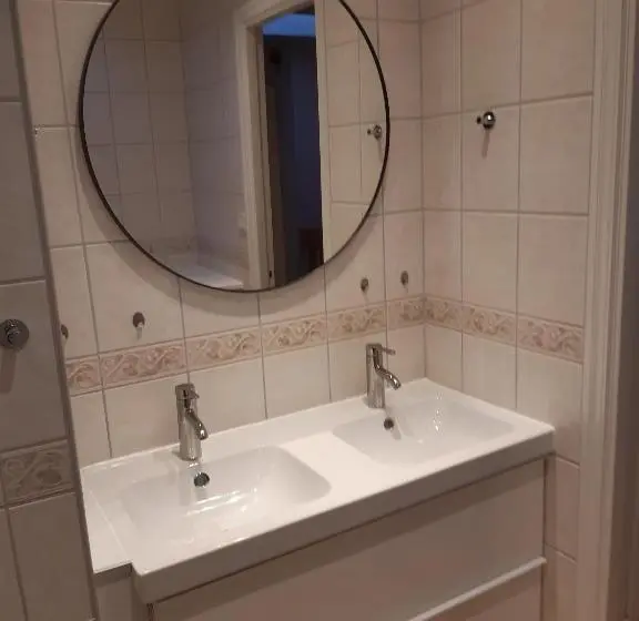 Huoneisto 1 Makuuhuone, Adelsgatan 36 Lägenhetshotell, Gotland Living And Meeting