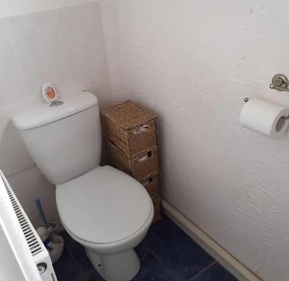 Yhden Hengen Huone Puutarhanäkymä, 2 Single Beds For 2 Guest, Large Room, Sofa, Netflix, Garden View, Patio & Seating