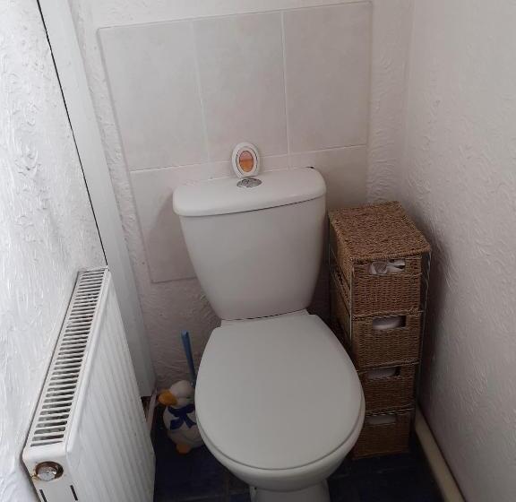 חדר יחיד נוף לגינה, 2 Single Beds For 2 Guest, Large Room, Sofa, Netflix, Garden View, Patio & Seating