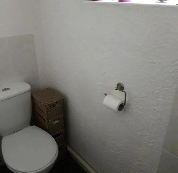 Yhden Hengen Huone Puutarhanäkymä, 2 Single Beds For 2 Guest, Large Room, Sofa, Netflix, Garden View, Patio & Seating