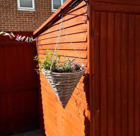 غرفة فردية  مطلة على الحديقة, 2 Single Beds For 2 Guest, Large Room, Sofa, Netflix, Garden View, Patio & Seating