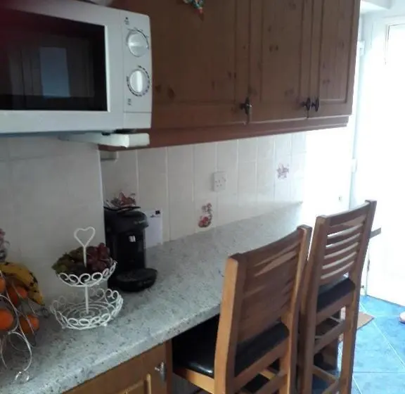 Yhden Hengen Huone Puutarhanäkymä, 2 Single Beds For 2 Guest, Large Room, Sofa, Netflix, Garden View, Patio & Seating