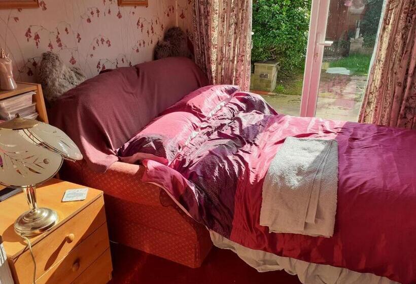 غرفة فردية  مطلة على الحديقة, 2 Single Beds For 2 Guest, Large Room, Sofa, Netflix, Garden View, Patio & Seating