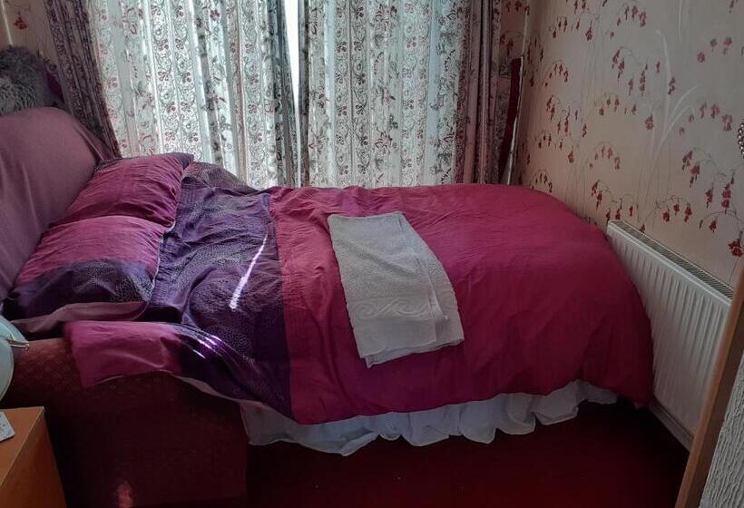 غرفة فردية  مطلة على الحديقة, 2 Single Beds For 2 Guest, Large Room, Sofa, Netflix, Garden View, Patio & Seating