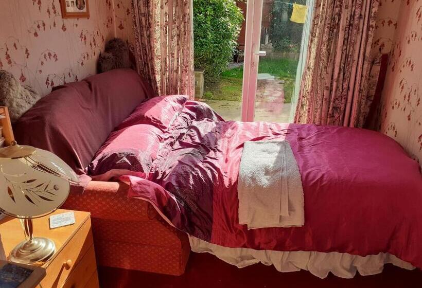 غرفة فردية  مطلة على الحديقة, 2 Single Beds For 2 Guest, Large Room, Sofa, Netflix, Garden View, Patio & Seating