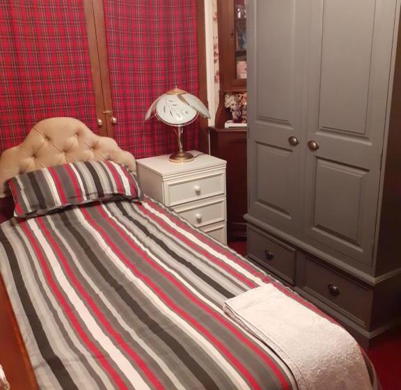 חדר יחיד נוף לגינה, 2 Single Beds For 2 Guest, Large Room, Sofa, Netflix, Garden View, Patio & Seating