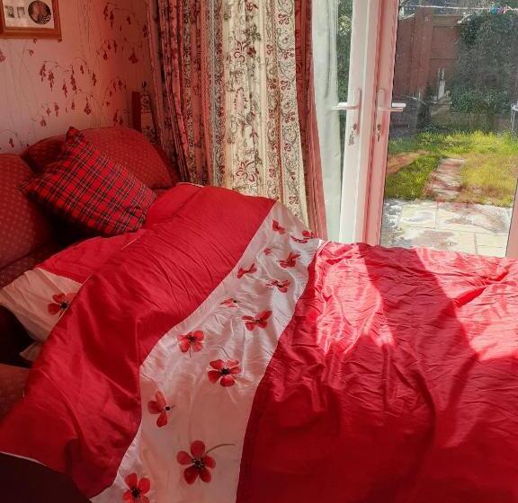 غرفة فردية  مطلة على الحديقة, 2 Single Beds For 2 Guest, Large Room, Sofa, Netflix, Garden View, Patio & Seating