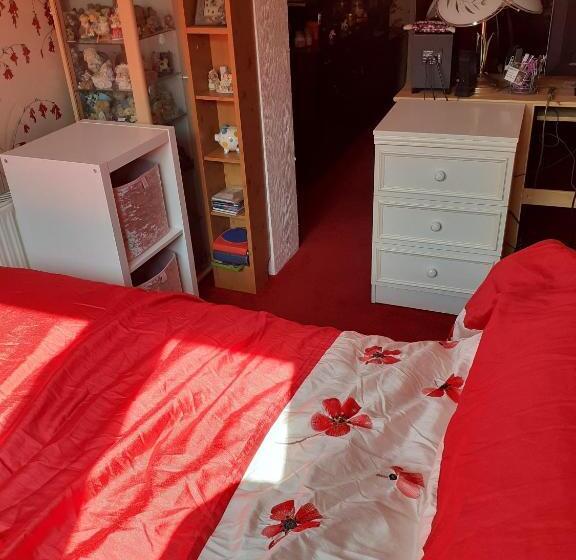 غرفة فردية  مطلة على الحديقة, 2 Single Beds For 2 Guest, Large Room, Sofa, Netflix, Garden View, Patio & Seating