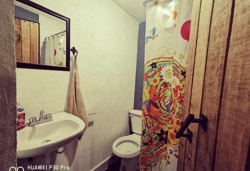 غرفة قياسية رباعية مزودة بشُرفة, Posada Mi Angel