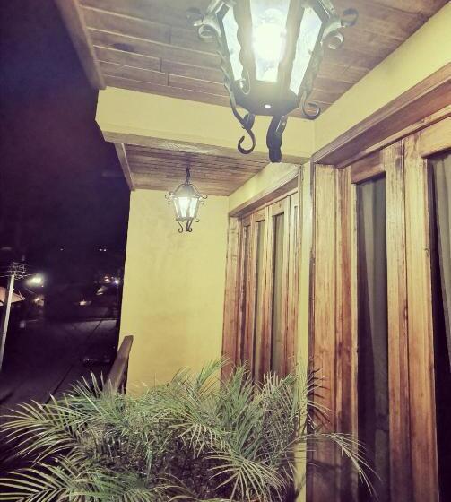 غرفة قياسية رباعية مزودة بشُرفة, Posada Mi Angel