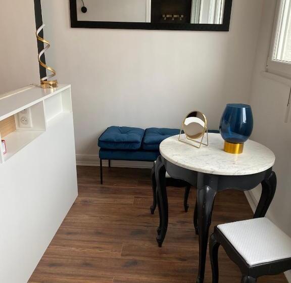 Standard Værelse, A La Villa Perroy Les Chambres Sont Spacieuses Et Les Petit Déjeuners Offerts