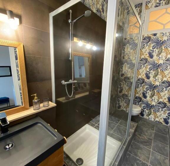 Standard Værelse, A La Villa Perroy Les Chambres Sont Spacieuses Et Les Petit Déjeuners Offerts