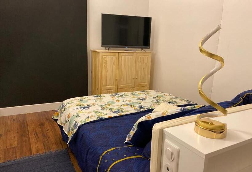 Standard Værelse, A La Villa Perroy Les Chambres Sont Spacieuses Et Les Petit Déjeuners Offerts