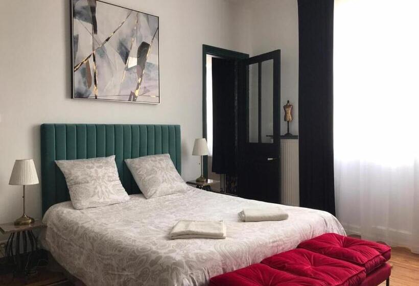Номер Deluxe с Балконом, A La Villa Perroy Les Chambres Sont Spacieuses Et Les Petit Déjeuners Offerts