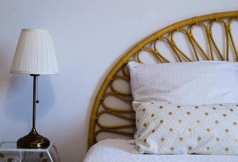 Standard 3 Pers. Værelse, A La Villa Perroy Les Chambres Sont Spacieuses Et Les Petit Déjeuners Offerts