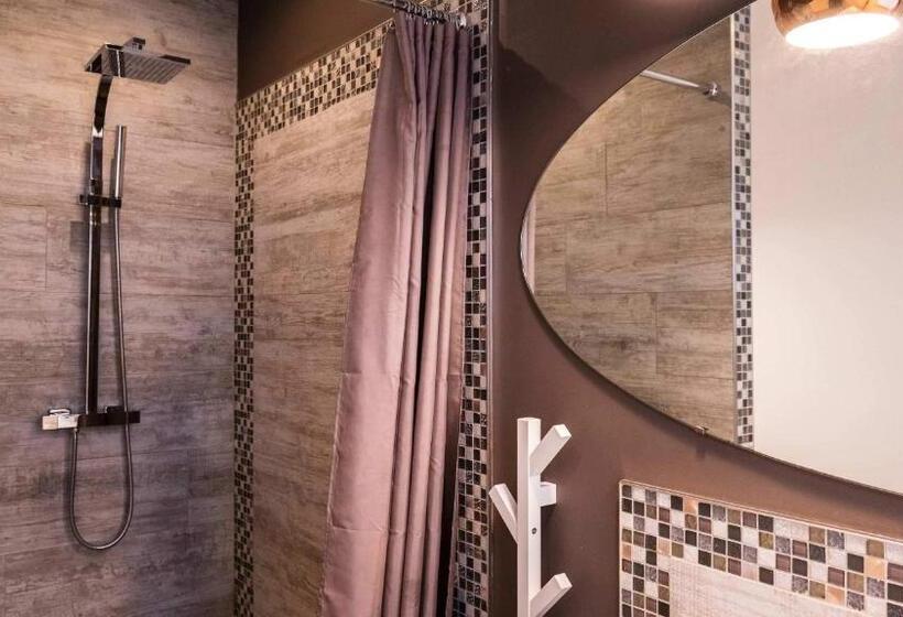 Standard 3 Pers. Værelse, A La Villa Perroy Les Chambres Sont Spacieuses Et Les Petit Déjeuners Offerts