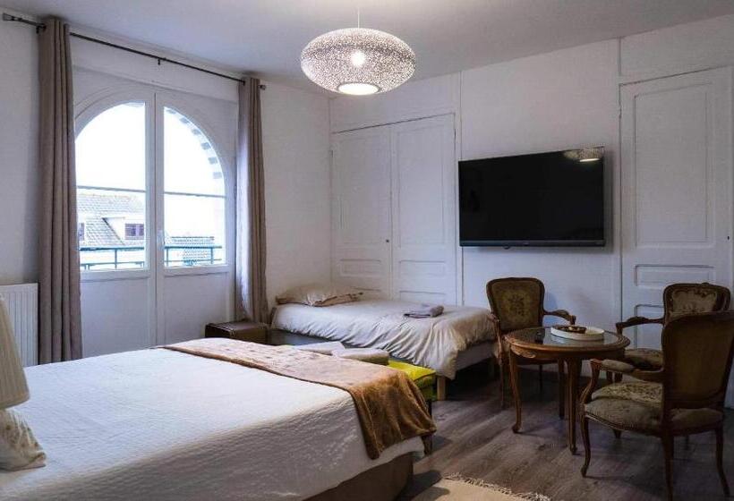 Номер Стандарт Трехместный, A La Villa Perroy Les Chambres Sont Spacieuses Et Les Petit Déjeuners Offerts