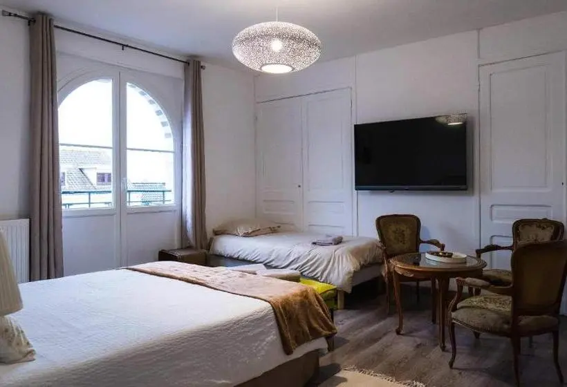 スタンダードトリプルルーム, A La Villa Perroy Les Chambres Sont Spacieuses Et Les Petit Déjeuners Offerts