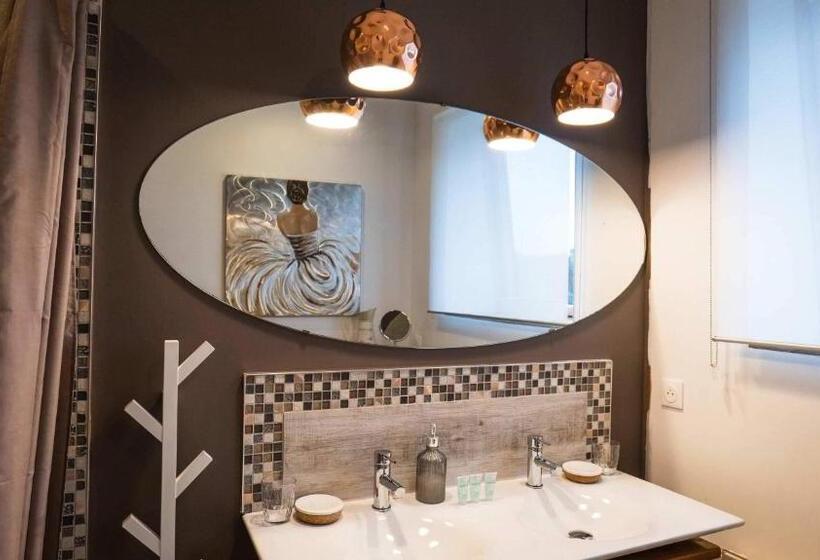 Standard 3 Pers. Værelse, A La Villa Perroy Les Chambres Sont Spacieuses Et Les Petit Déjeuners Offerts