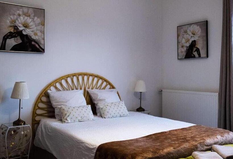 Standard 3 Pers. Værelse, A La Villa Perroy Les Chambres Sont Spacieuses Et Les Petit Déjeuners Offerts