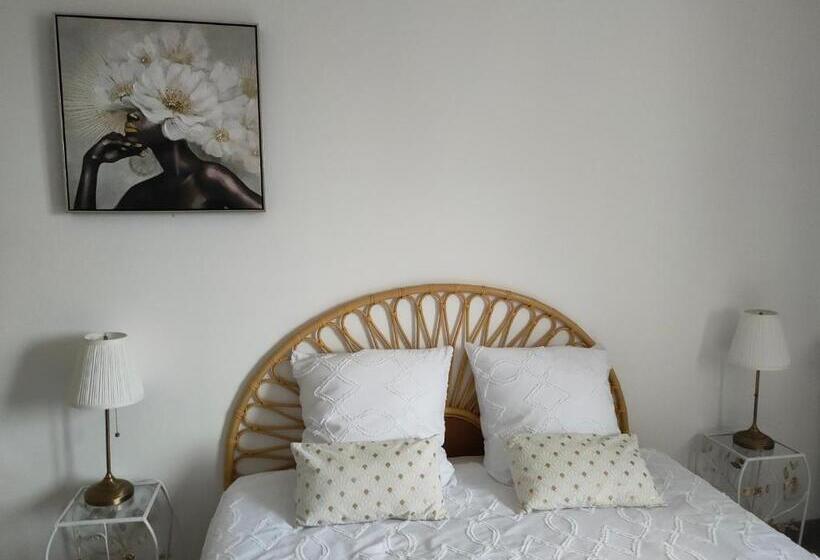 Standard 3 Pers. Værelse, A La Villa Perroy Les Chambres Sont Spacieuses Et Les Petit Déjeuners Offerts