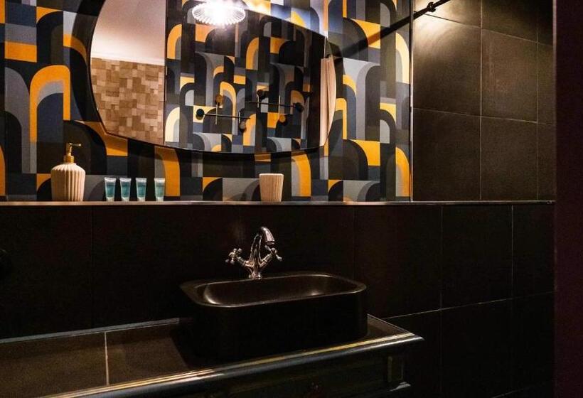 Standard 4 Pers. Værelse, A La Villa Perroy Les Chambres Sont Spacieuses Et Les Petit Déjeuners Offerts