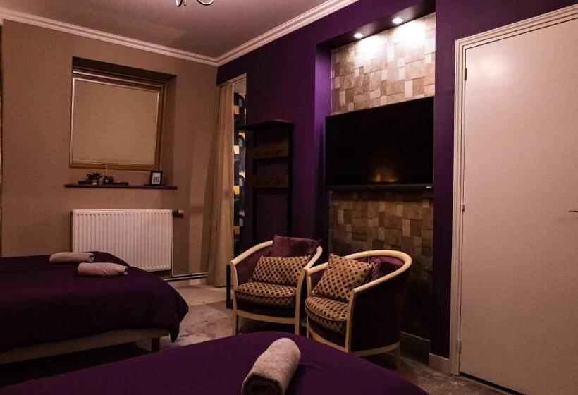 Standard 4 Pers. Værelse, A La Villa Perroy Les Chambres Sont Spacieuses Et Les Petit Déjeuners Offerts